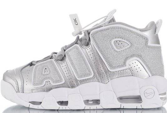 Les baskets Nike Air Uptempo combinent style audacieux et innovation. Leur design emblématique et leurs lettres surdimensionnées . Pas cher. Le moins cher.