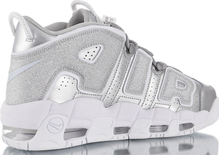 Les baskets Nike Air Uptempo combinent style audacieux et innovation. Leur design emblématique et leurs lettres surdimensionnées . Pas cher. Le moins cher.