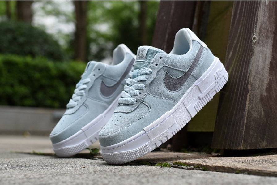 Les baskets Nike Air Force 1 Pixel allient style et performance, créant une expérience unique. Leur design audacieux.pas cher. Le moins cher.
