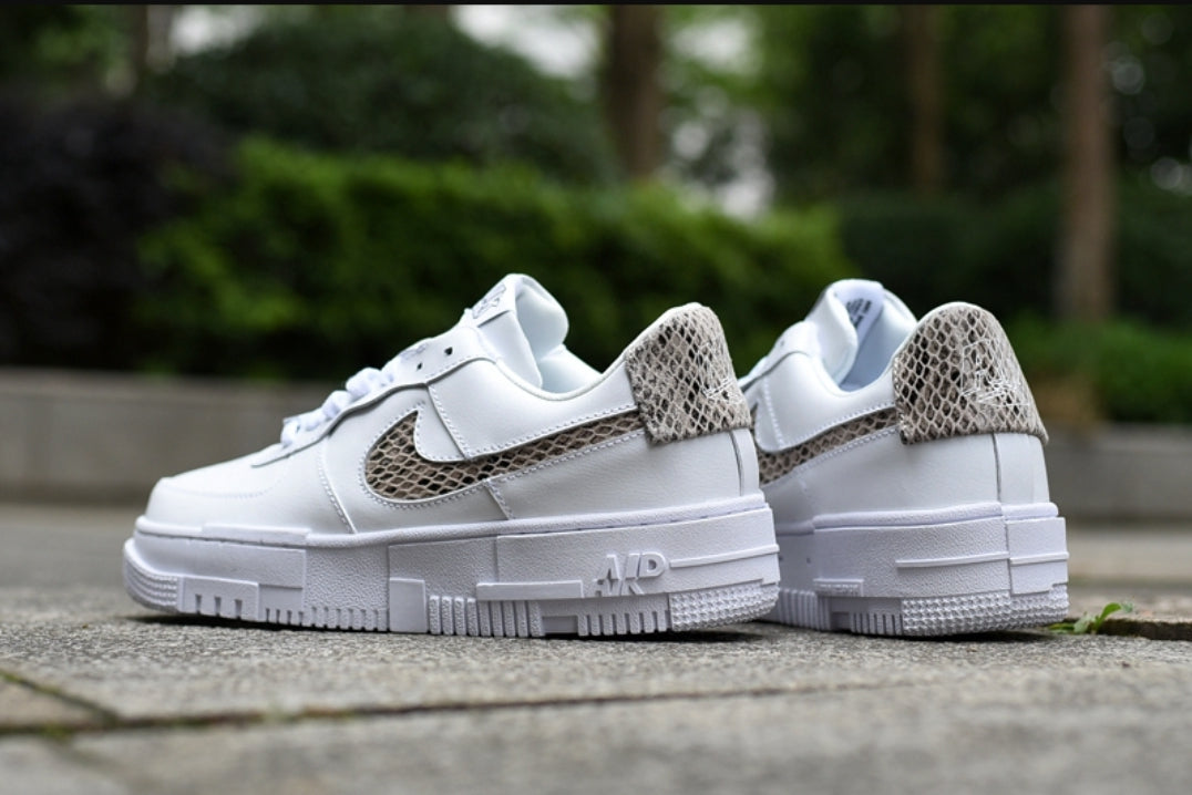Les baskets Nike Air Force 1 Pixel allient style et performance, créant une expérience unique. Leur design audacieux.pas cher. Le moins cher.
