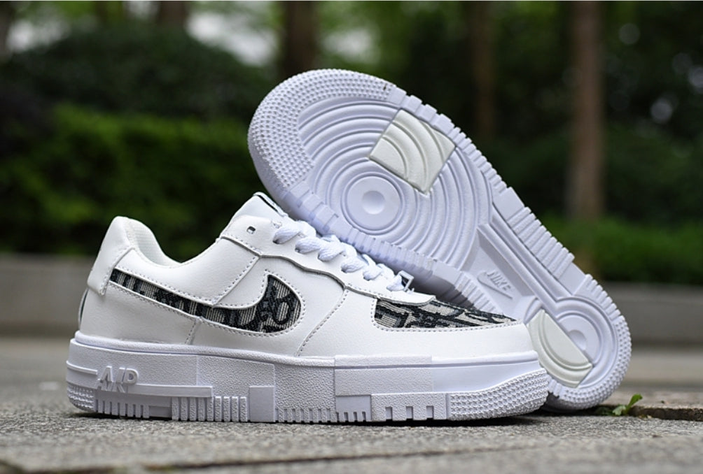 Les baskets Nike Air Force 1 Pixel allient style et performance, créant une expérience unique. Leur design audacieux.pas cher. Le moins cher.