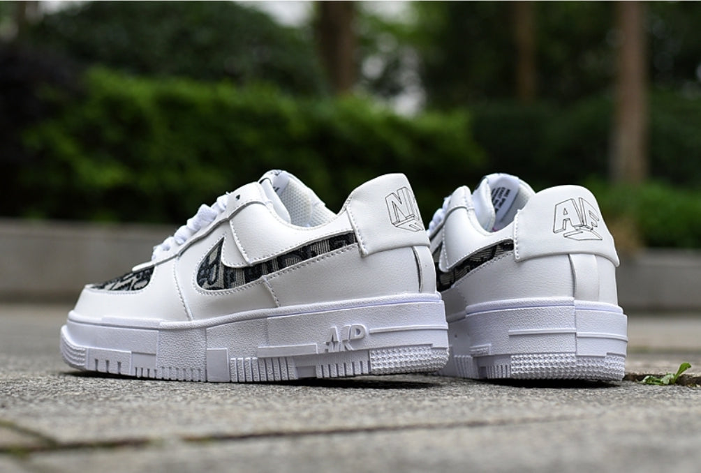 Les baskets Nike Air Force 1 Pixel allient style et performance, créant une expérience unique. Leur design audacieux.pas cher. Le moins cher.