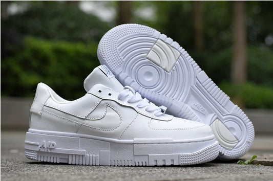 Les baskets Nike Air Force 1 Pixel allient style et performance, créant une expérience unique. Leur design audacieux.pas cher. Le moins cher.