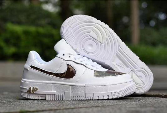 Les baskets Nike Air Force 1 Pixel allient style et performance, créant une expérience unique. Leur design audacieux.pas cher. Le moins cher.