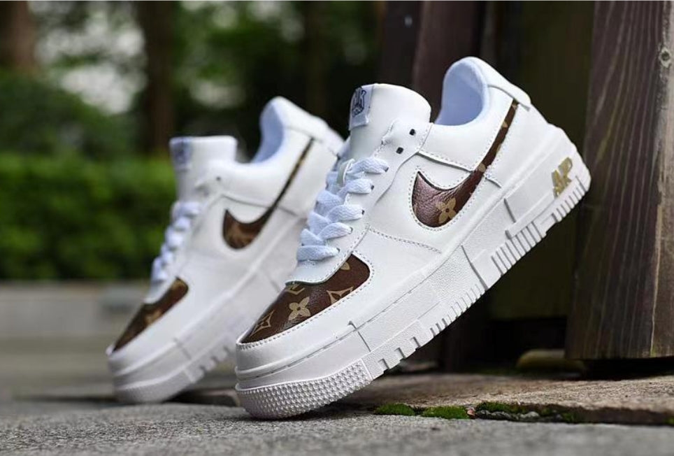 Les baskets Nike Air Force 1 Pixel allient style et performance, créant une expérience unique. Leur design audacieux.pas cher. Le moins cher.