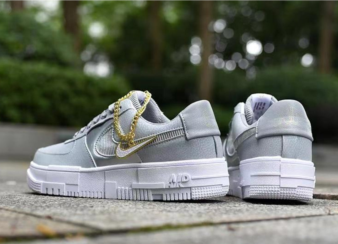 Les baskets Nike Air Force 1 Pixel allient style et performance, créant une expérience unique. Leur design audacieux.pas cher. Le moins cher.