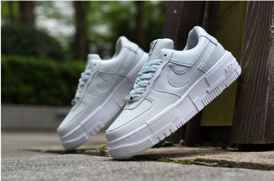 Les baskets Nike Air Force 1 Pixel allient style et performance, créant une expérience unique. Leur design audacieux.pas cher. Le moins cher.