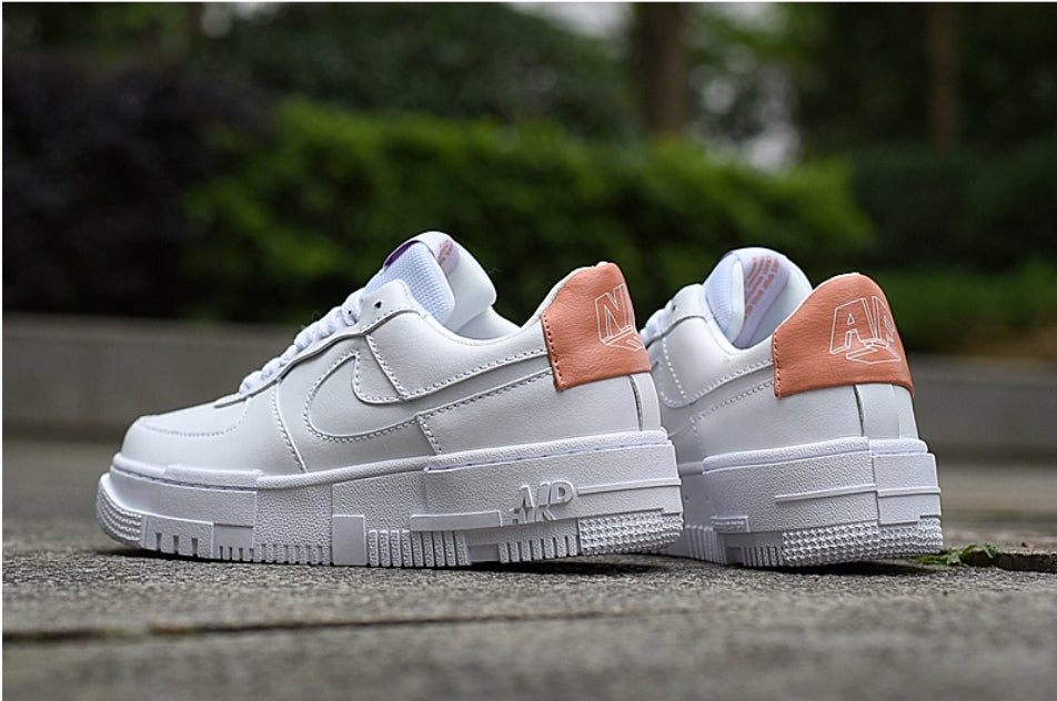 Les baskets Nike Air Force 1 Pixel allient style et performance, créant une expérience unique. Leur design audacieux.pas cher. Le moins cher.