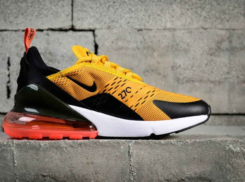 Les baskets Nike Air Max 270 combinent un design audacieux et une technologie innovante. Leur silhouette moderne et leur unité Air-Sole surdimensionnée en font un choix incontournable pour les amateurs de mode et de performance. Dotées d'une empeigne en mesh, elles assurent une respirabilité optimale.