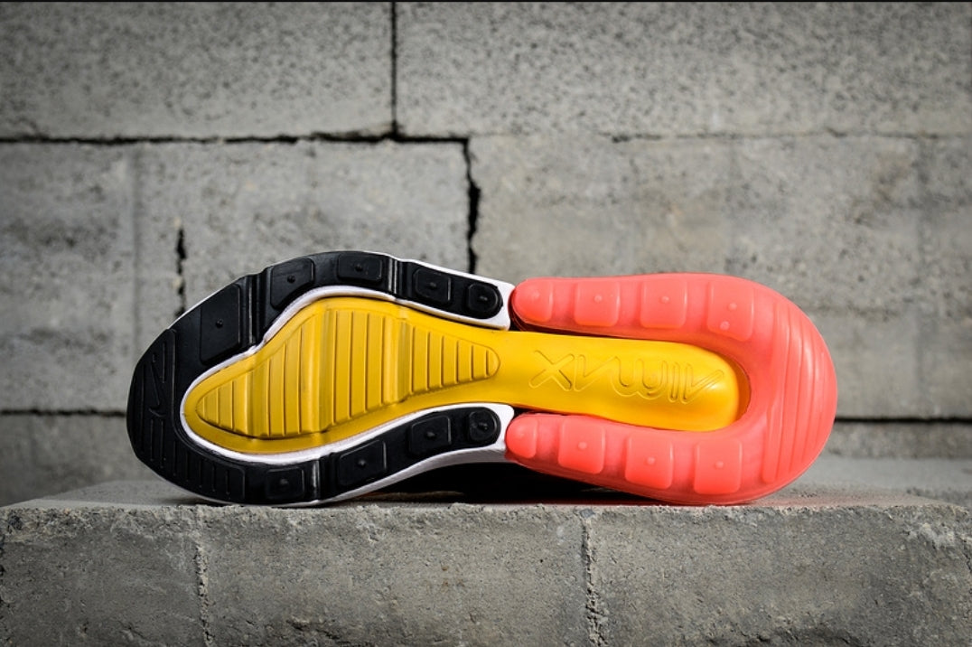 Les baskets Nike Air Max 270 combinent un design audacieux et une technologie innovante. Leur silhouette moderne et leur unité Air-Sole surdimensionnée en font un choix incontournable pour les amateurs de mode et de performance. Dotées d'une empeigne en mesh, elles assurent une respirabilité optimale.