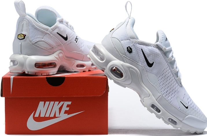 Les Baskets Nike Air Max 270 plus combinent un design élégant et une technologie de pointe. moderne et leur sur toute la longueur.pas cher. Le moins cher.