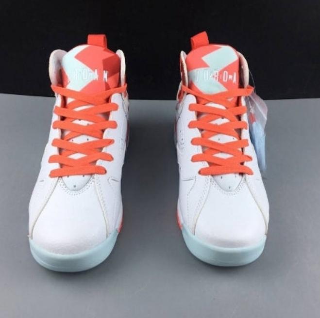 Baskets air Jordan 7 femme Elles ont conquis les amateurs de mode grâce à leur esthétique audacieuse et leurs innovations techniques.