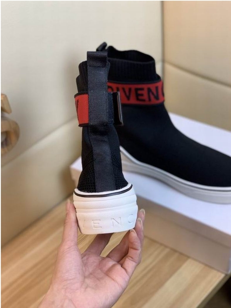 Les baskets sneakers Givenchy incarnent un style emblématique et un luxe contemporain.
leur design élégant.pas cher.le moins cher.