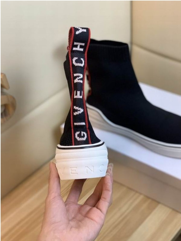 Les baskets sneakers Givenchy incarnent un style emblématique et un luxe contemporain.
leur design élégant.pas cher.le moins cher.