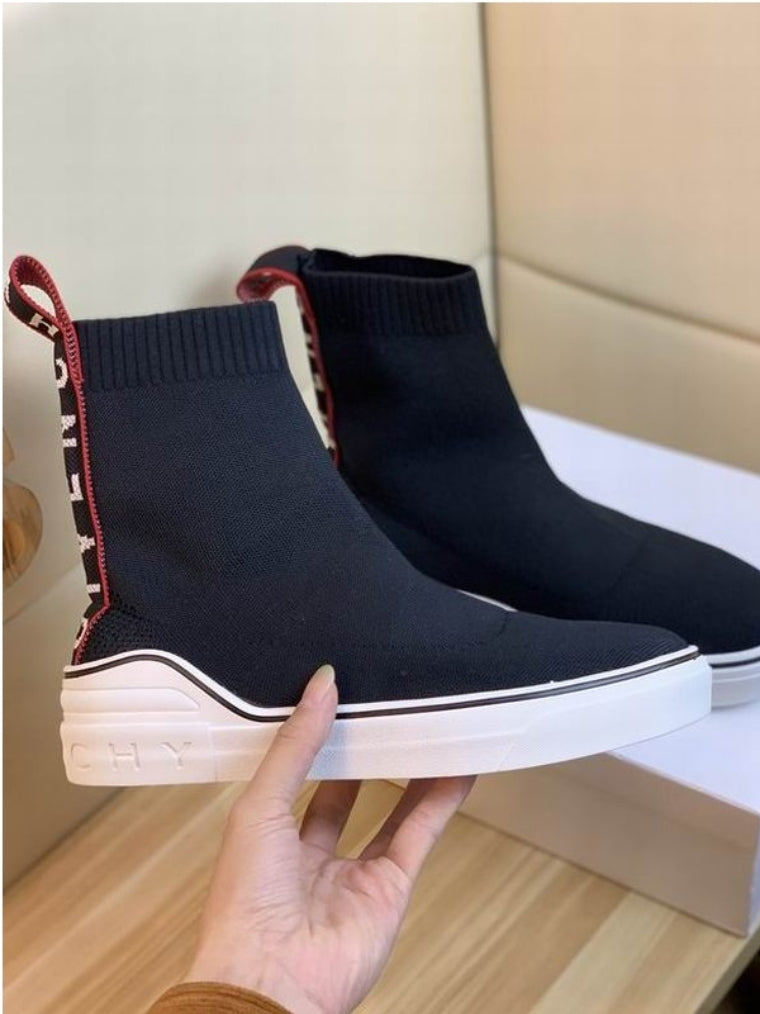 Les baskets sneakers Givenchy incarnent un style emblématique et un luxe contemporain.
leur design élégant.pas cher.le moins cher.