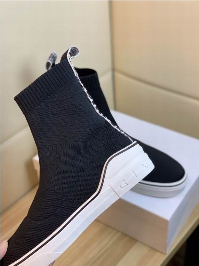 Les baskets sneakers Givenchy incarnent un style emblématique et un luxe contemporain.
leur design élégant.pas cher.le moins cher.