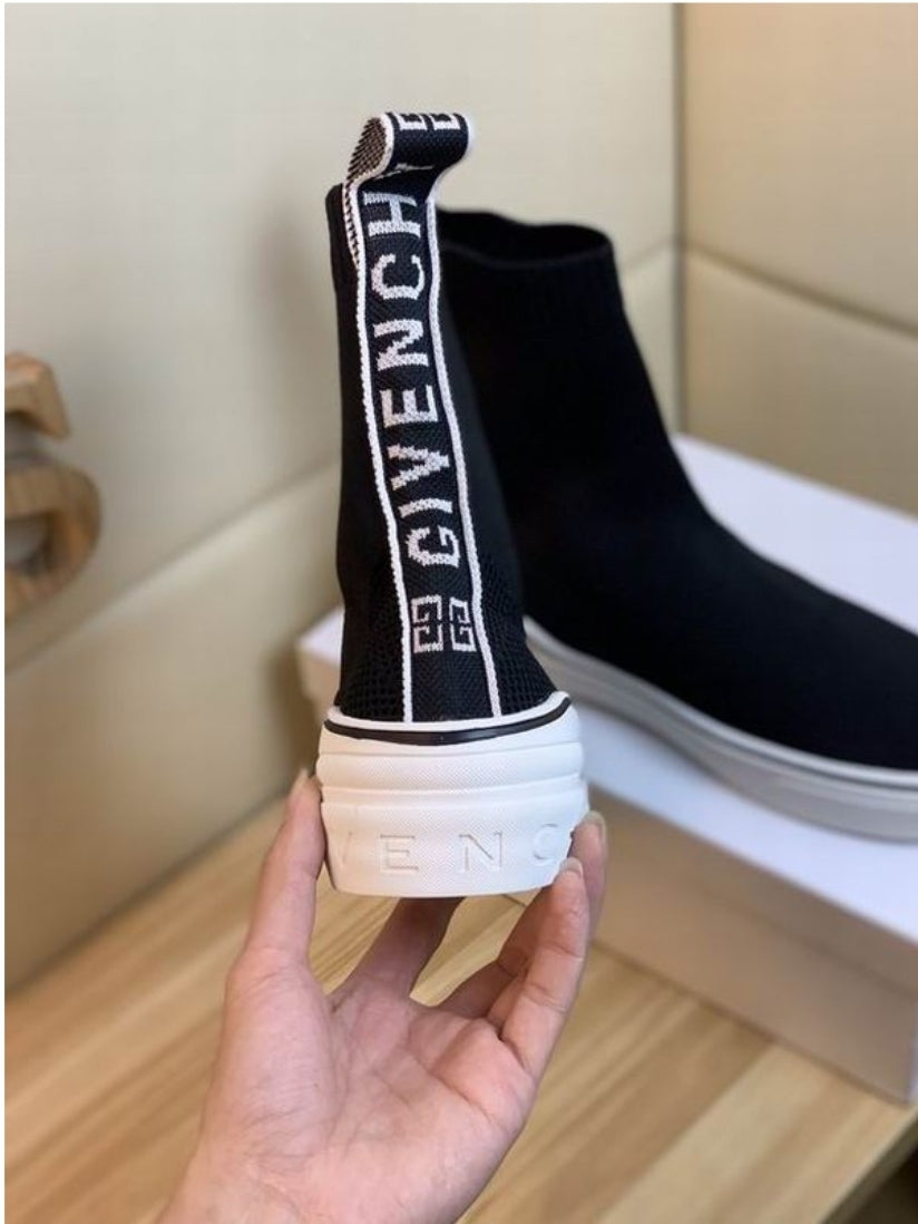 Les baskets sneakers Givenchy incarnent un style emblématique et un luxe contemporain.
leur design élégant.pas cher.le moins cher.