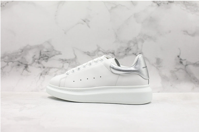 Les baskets Alexander McQueen incarnent un style emblématique et une sophistication ultime.
. leur design avant-gardiste. Pas cher . Le moins cher.