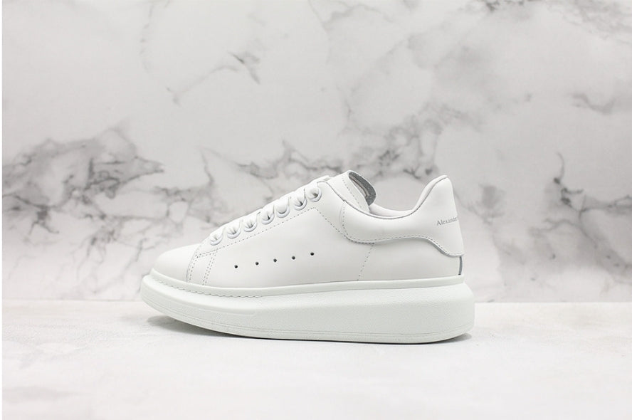 Les baskets Alexander McQueen incarnent un style emblématique et une sophistication ultime.
. leur design avant-gardiste. Pas cher . Le moins cher.