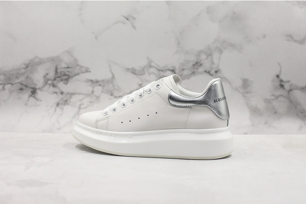 Les baskets Alexander McQueen incarnent un style emblématique et une sophistication ultime.
. leur design avant-gardiste. Pas cher . Le moins cher.