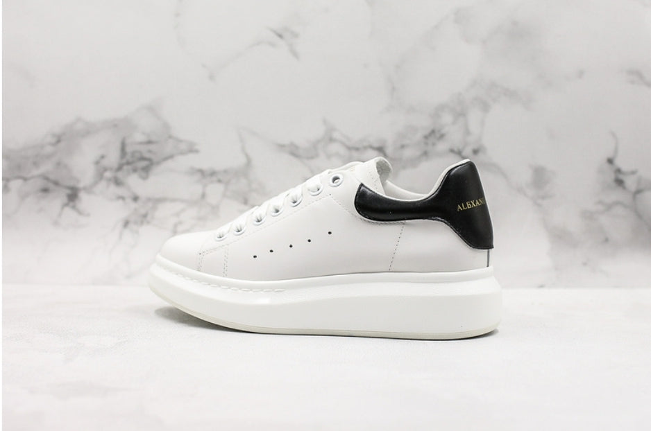 Les baskets Alexander McQueen incarnent un style emblématique et une sophistication ultime.
. leur design avant-gardiste. Pas cher . Le moins cher.