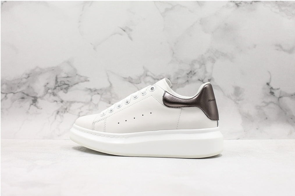 Les baskets Alexander McQueen incarnent un style emblématique et une sophistication ultime.
. leur design avant-gardiste. Pas cher . Le moins cher.