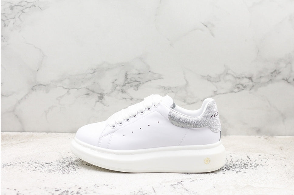 Les baskets Alexander McQueen incarnent un style emblématique et une sophistication ultime.
. leur design avant-gardiste. Pas cher . Le moins cher.