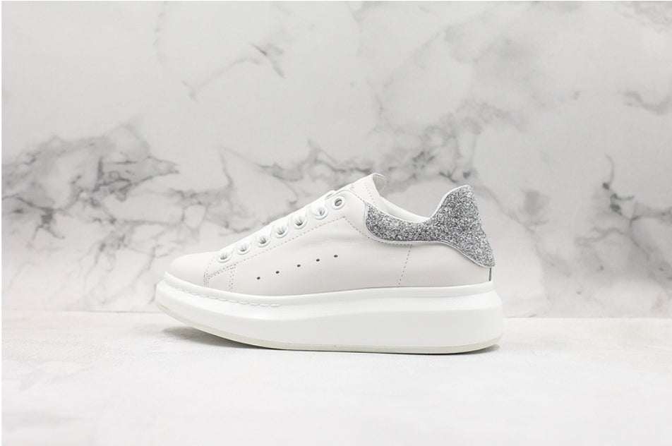 Les baskets Alexander McQueen incarnent un style emblématique et une sophistication ultime.
. leur design avant-gardiste. Pas cher . Le moins cher.