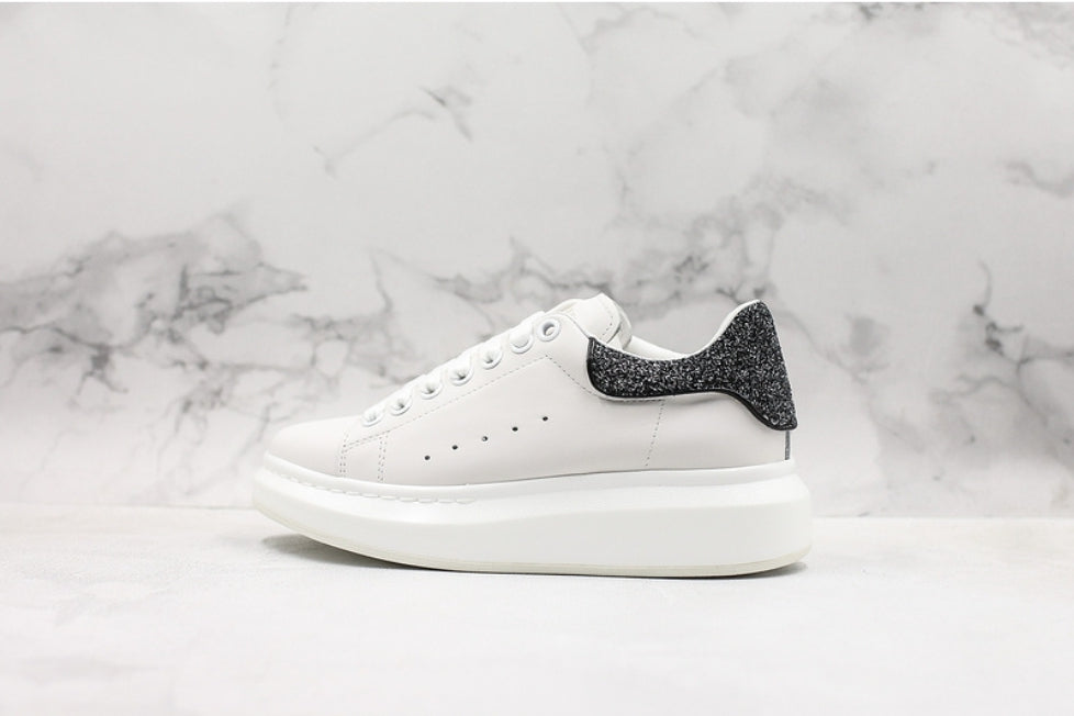 Les baskets Alexander McQueen incarnent un style emblématique et une sophistication ultime.
. leur design avant-gardiste. Pas cher . Le moins cher.