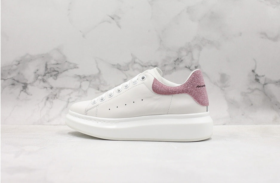 Les baskets Alexander McQueen incarnent un style emblématique et une sophistication ultime.
. leur design avant-gardiste. Pas cher . Le moins cher.
