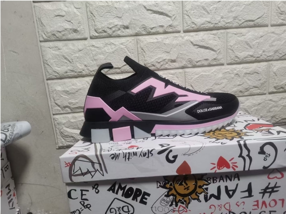 Les baskets sneakers Dolce & Gabbana incarnent un style emblématique et un luxe italien.
 leur design élégant.pas cher . Le moins cher.