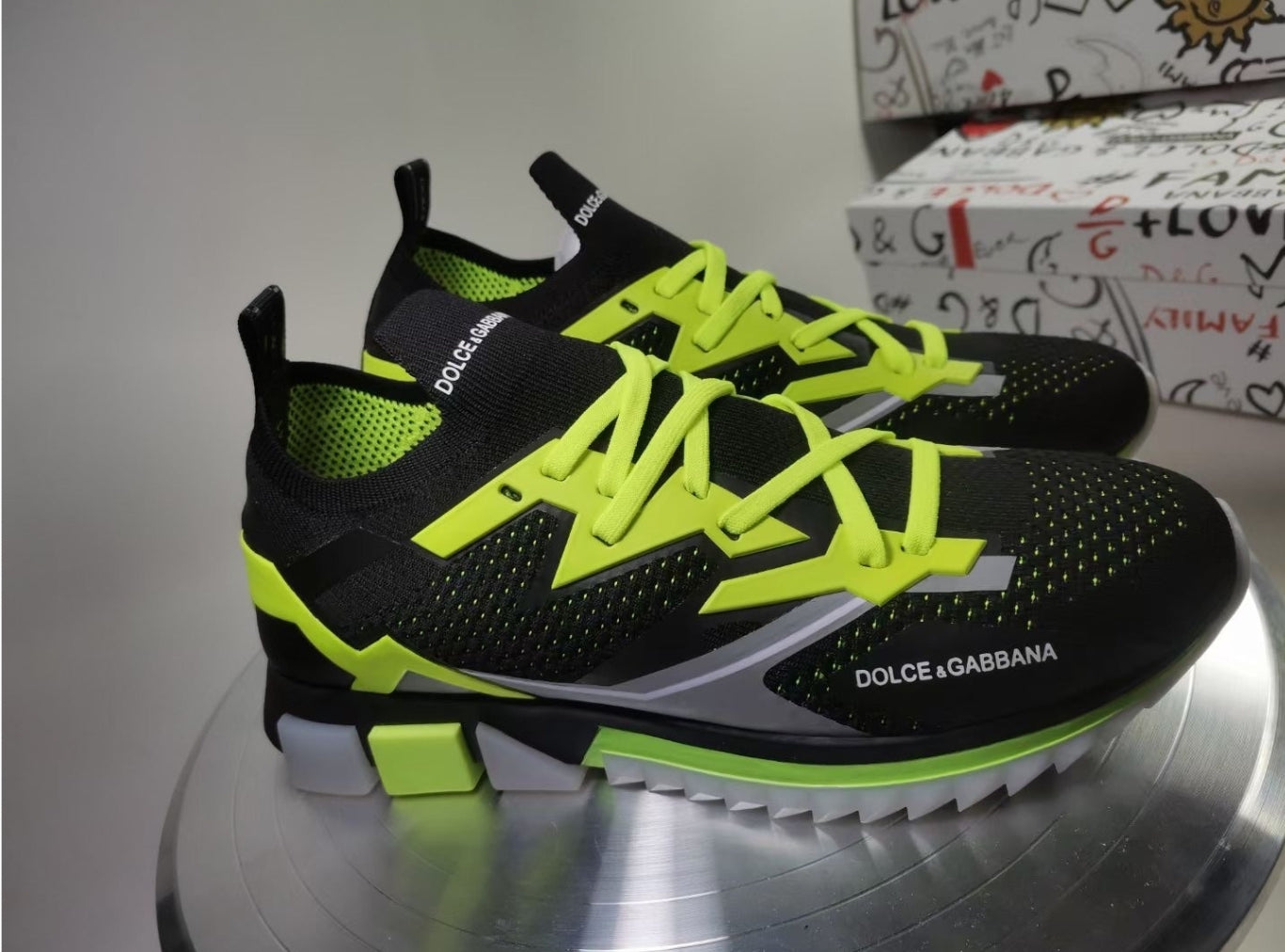 Les baskets sneakers Dolce & Gabbana incarnent un style emblématique et un luxe italien.
 leur design élégant.pas cher . Le moins cher.