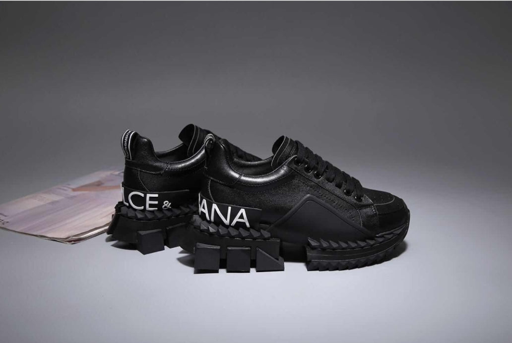 Les baskets sneakers Dolce & Gabbana incarnent un style emblématique et un luxe italien.
 leur design élégant.pas cher . Le moins cher.