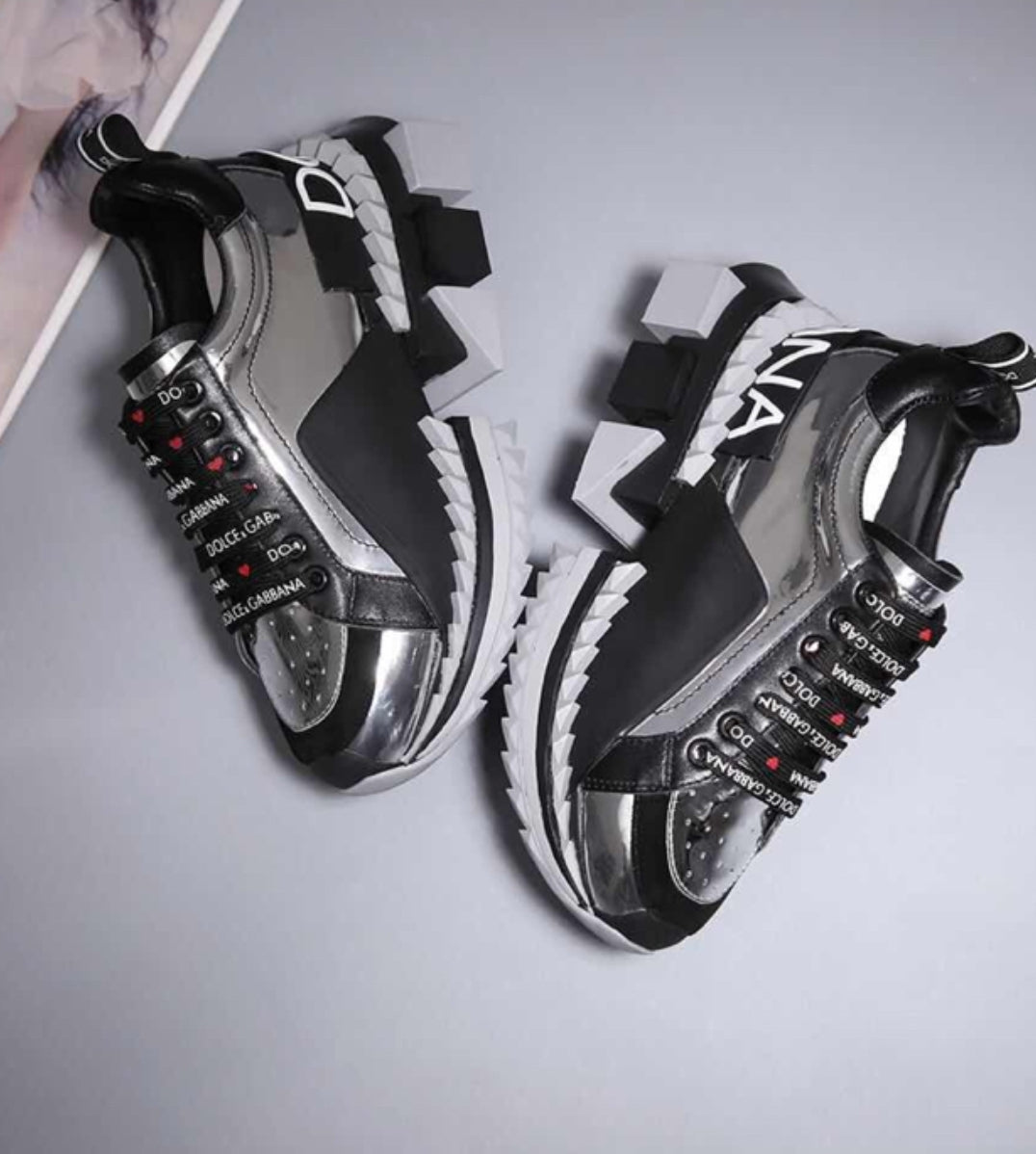 Les baskets sneakers Dolce & Gabbana incarnent un style emblématique et un luxe italien.
 leur design élégant.pas cher . Le moins cher.