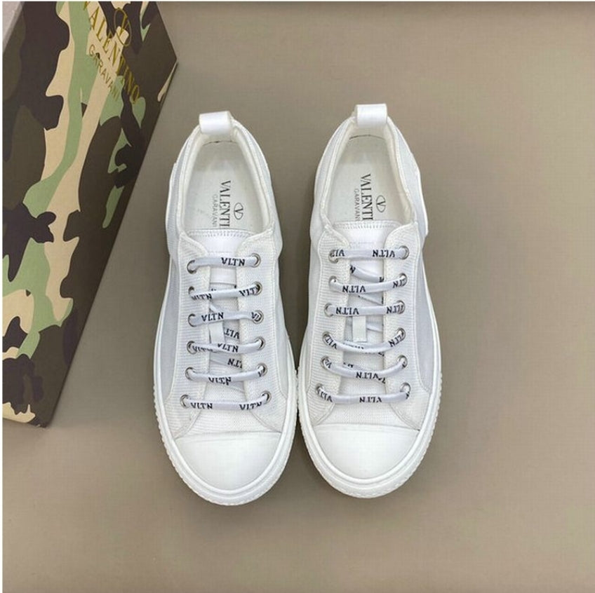 Les baskets sneakers Valentino incarnent un style emblématique et un luxe italien.
 leur design élégant.pas cher. Le moins cher.