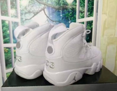 Baskets Air Jordan 9 Femme Elles ont conquis les amateurs de mode grâce à leur esthétique audacieuse et leurs innovations techniques.