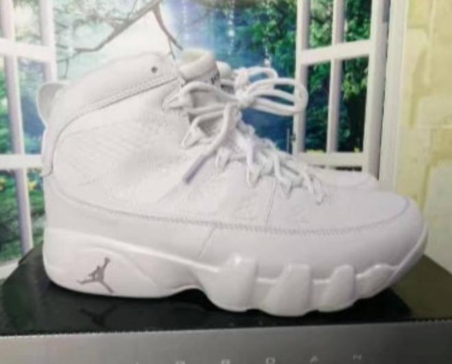 Baskets Air Jordan 9 Femme Elles ont conquis les amateurs de mode grâce à leur esthétique audacieuse et leurs innovations techniques.