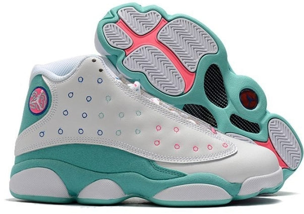 Les  baskets  Air Jordan 13 "Love & Respect" (Black and White) Femme permettent de personnaliser votre style tout en bénéficiant d’un confort supérieur.