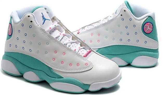 Les  baskets  Air Jordan 13 "Love & Respect" (Black and White) Femme permettent de personnaliser votre style tout en bénéficiant d’un confort supérieur.