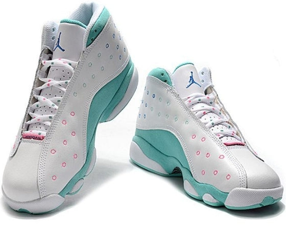 Les  baskets  Air Jordan 13 "Love & Respect" (Black and White) Femme permettent de personnaliser votre style tout en bénéficiant d’un confort supérieur.