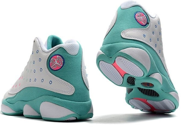 Les  baskets  Air Jordan 13 "Love & Respect" (Black and White) Femme permettent de personnaliser votre style tout en bénéficiant d’un confort supérieur.