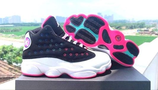 Les  baskets  Air Jordan 13 "Love & Respect" (Black and White) Femme permettent de personnaliser votre style tout en bénéficiant d’un confort supérieur.