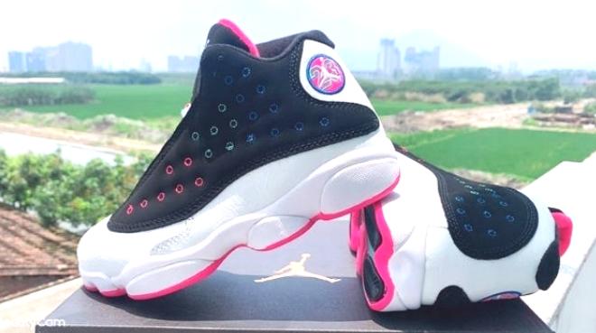 Les  baskets  Air Jordan 13 "Love & Respect" (Black and White) Femme permettent de personnaliser votre style tout en bénéficiant d’un confort supérieur.