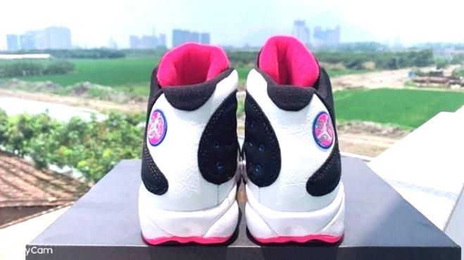 Les  baskets  Air Jordan 13 "Love & Respect" (Black and White) Femme permettent de personnaliser votre style tout en bénéficiant d’un confort supérieur.