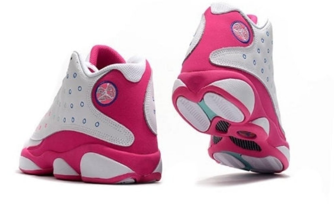 Les  baskets  Air Jordan 13 "Love & Respect" (Black and White) Femme permettent de personnaliser votre style tout en bénéficiant d’un confort supérieur.