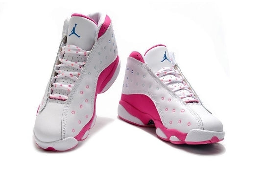 Les  baskets  Air Jordan 13 "Love & Respect" (Black and White) Femme permettent de personnaliser votre style tout en bénéficiant d’un confort supérieur.