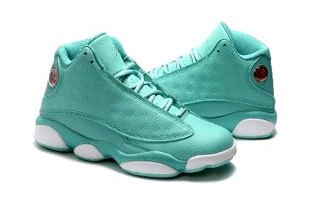 Les  baskets  Air Jordan 13 "Love & Respect" (Black and White) Femme permettent de personnaliser votre style tout en bénéficiant d’un confort supérieur.