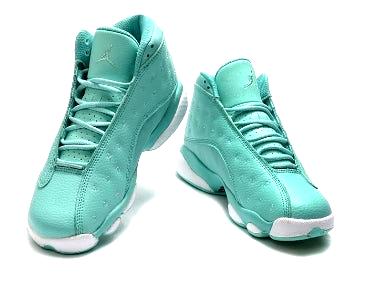 Les  baskets  Air Jordan 13 "Love & Respect" (Black and White) Femme permettent de personnaliser votre style tout en bénéficiant d’un confort supérieur.