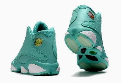 Les  baskets  Air Jordan 13 "Love & Respect" (Black and White) Femme permettent de personnaliser votre style tout en bénéficiant d’un confort supérieur.