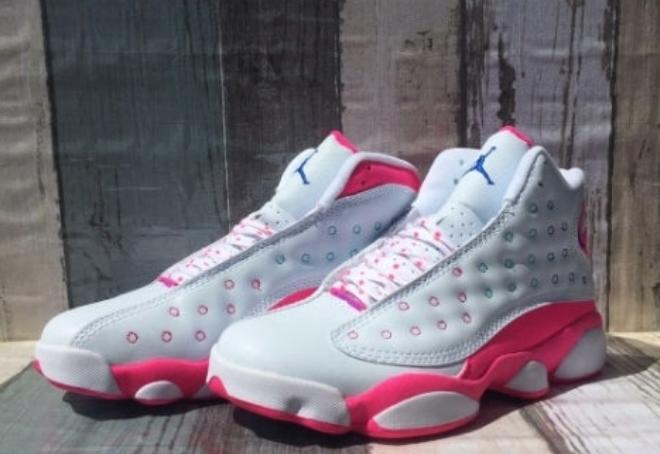 Les  baskets  Air Jordan 13 "Love & Respect" (Black and White) Femme permettent de personnaliser votre style tout en bénéficiant d’un confort supérieur.